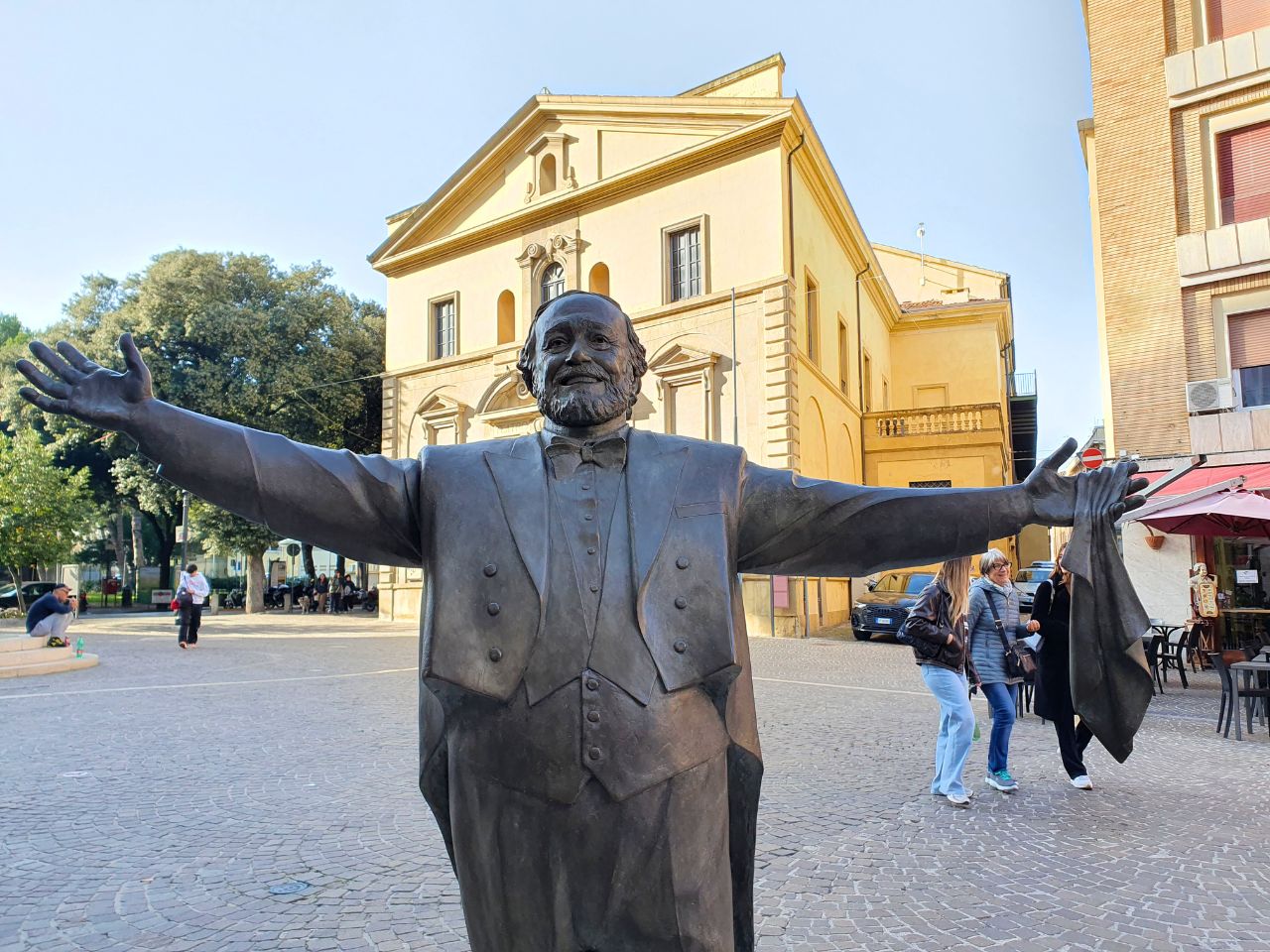 Urbino, Pavarotti
